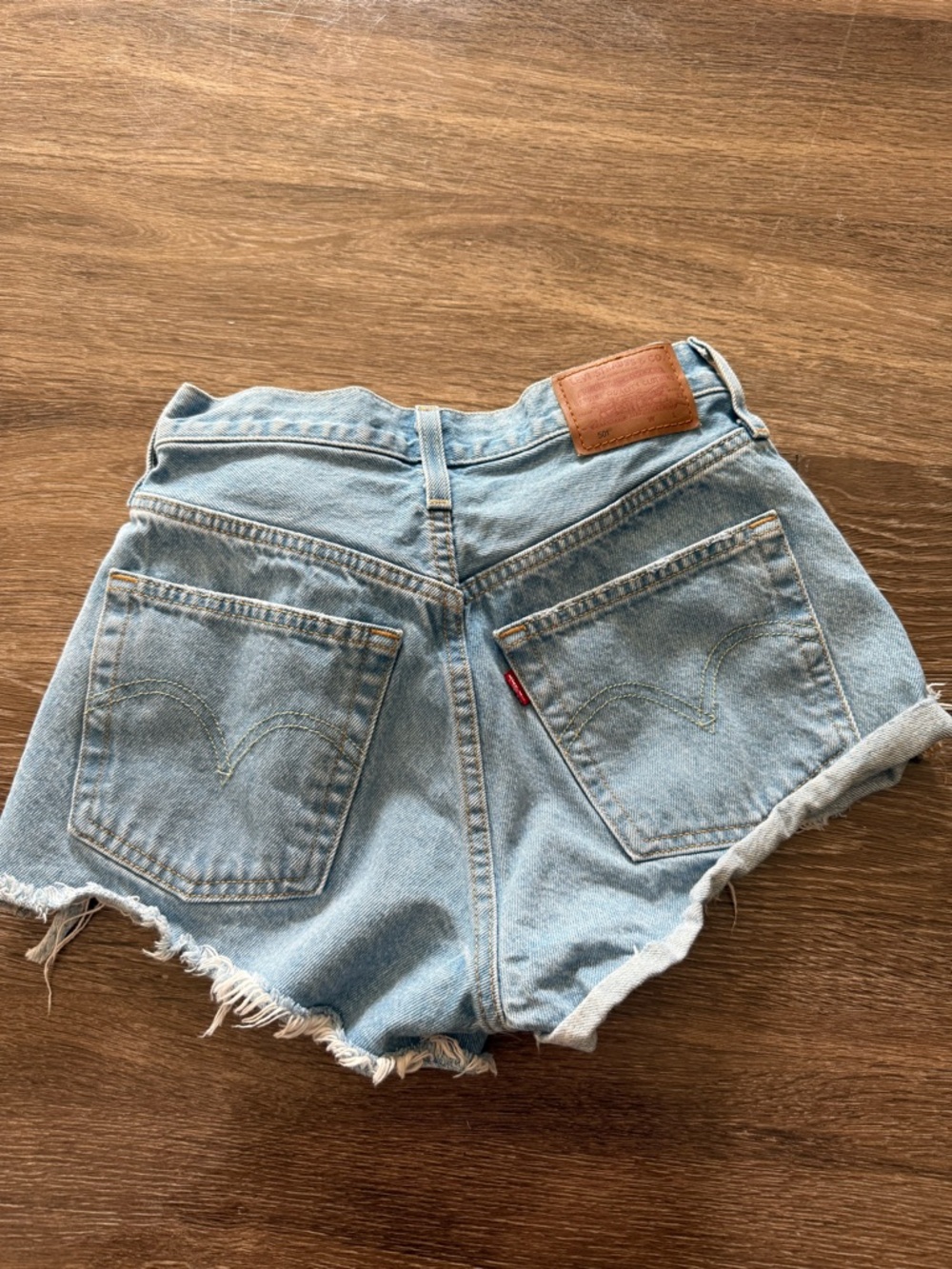 Levi’s denim high rise shorts 25